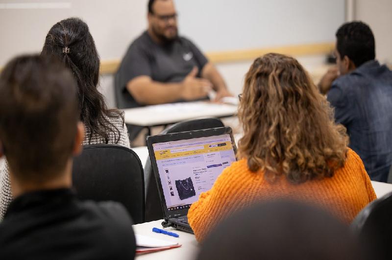 ACIF abre vagas para cursos de atendimento, marketplaces, precificação e RH