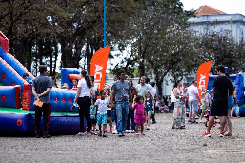 Arena ACIF Pais & Filhos reúne mais de 500 pessoas na Praça da Capelinha