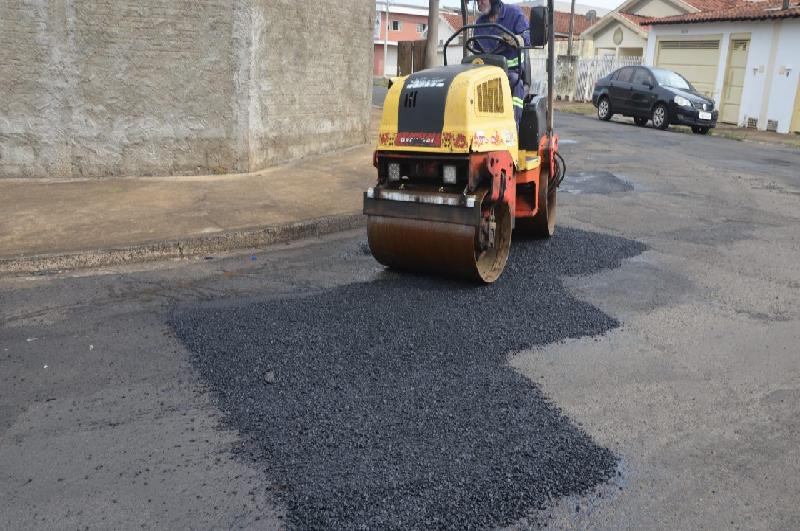 Ruas de Franca recebem serviços de tapa-buracos e sinalização