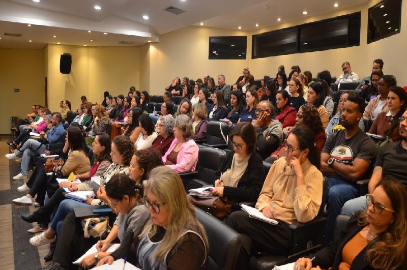 Franca reúne profissionais de Educação em formação sobre proteção de crianças e adolescentes